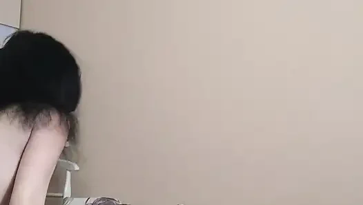 Çoraplı olgun zayıf orta yaşlı seksi kadın genç sevgilisi tarafından sikiliyor