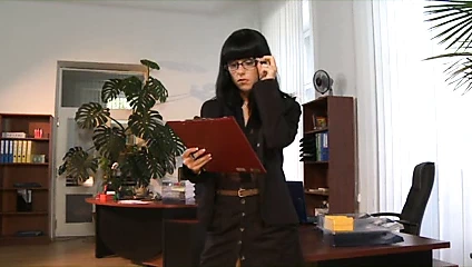 Sekreterler içinde çorap gibi boşalmak üzerinde onların göğüsleri