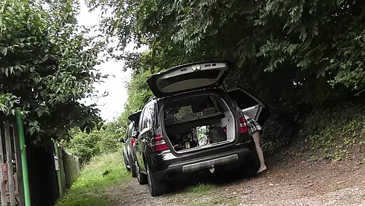 Kısa etekli ateşli kızıl saçlı bir arabaya yük bindiriliyor