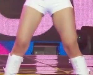 Lia'nın uyluklarına çok ihtiyaç duyulan bir yakın çekim