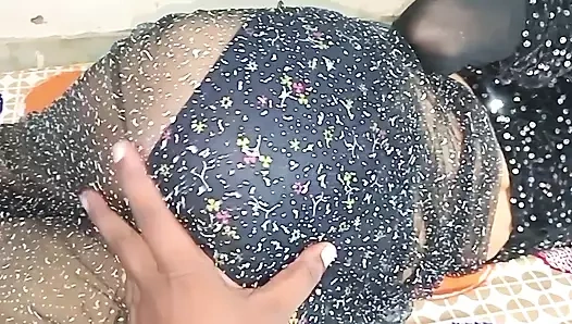 Yeni evli Hintli kadın büyük yarakla seks yapıyor