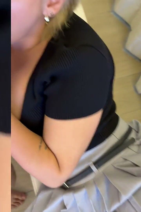 İri göğüslü sarışın latin bakış açısıyla striptiz yaptıktan sonra yatakta sert sikiliyor