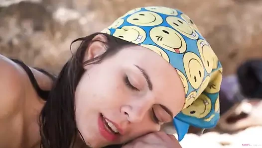 Sirena Milano tenha plajda mastürbasyon yapıyor