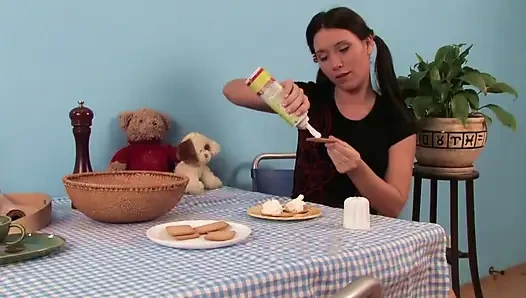 Genç sürtük güzel büyük bir yarak alıyor