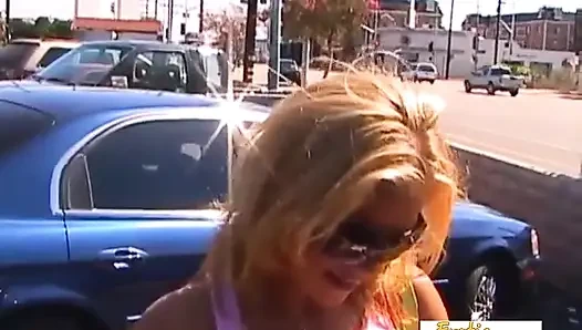 Bu sarışın hatun adamın bildiği her pozisyonda harika görünüyor