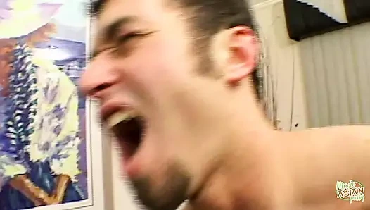 Değersiz sarışın genç kız sert anal tedavi için götünü veriyor