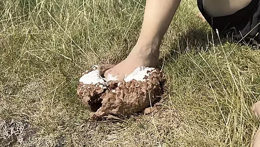 Ayaklarımla bir pastayı parçalıyorum