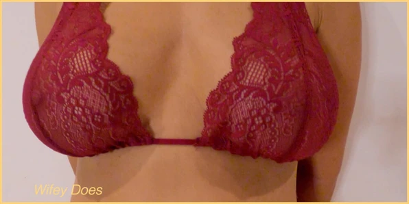 Evli kadın mükemmel göğüsleriyle seksi kırmızı iç çamaşırı giyiyor.