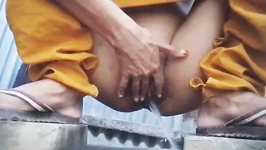 Bangladeşli dakka 18 yaşındaki kız kendini ürkütüyor