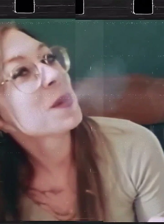 Doğal görünümlü, sessiz ve sigara içen ateşli bir domme için hazır mısın?