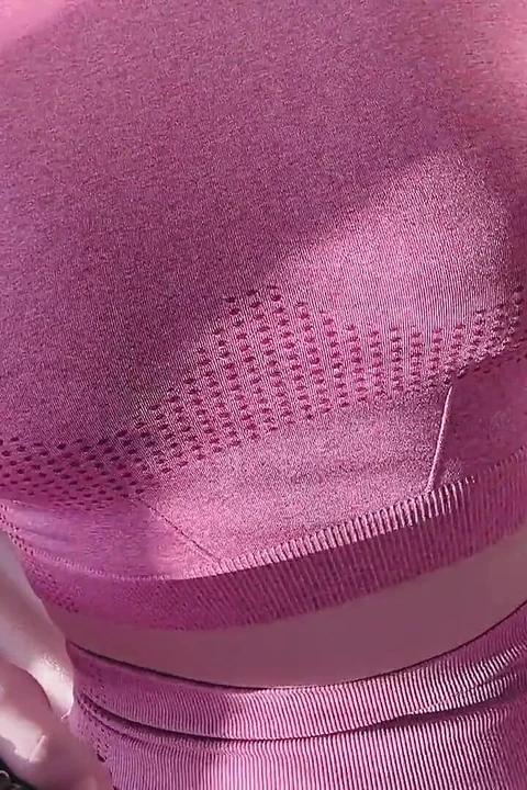 Spor taytlı sulu güzellik ıslak amcığını sıvazlıyor