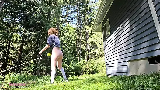 Bahçeyi düzeltiyor