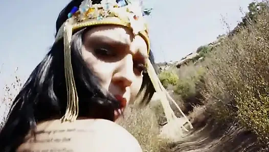 Ateşli esmer açık havada yarak emmeyi seviyor