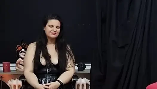 İri güzel orta yaşlı seksi kadın domina aptal köleyi terli ayaklarına tapmaya zorluyor - ayak fetişi aşağılama