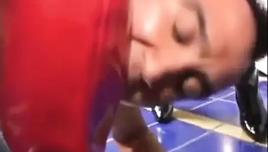Travesti adam iki ateşli kız tarafından cezalandırılıyor