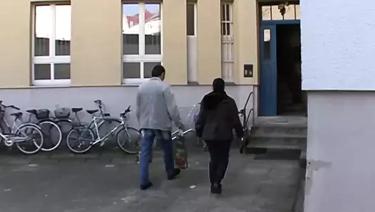 Yeni komşu onu kahve içmeye davet etti ve onu sert sikmesine ve yumruk sokmasına izin veriyor!