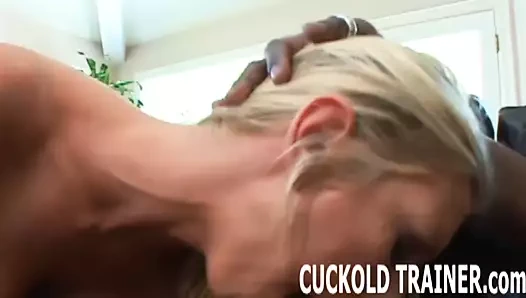 Ben onun büyük siyah horoz ibadet ederken izleyebilirsiniz