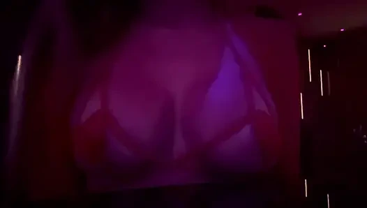 İtalyan büyük memeli orta yaşlı seksi kadın Artemisia tombul göğüslerini mikro bikiniyle göstermeyi seviyor