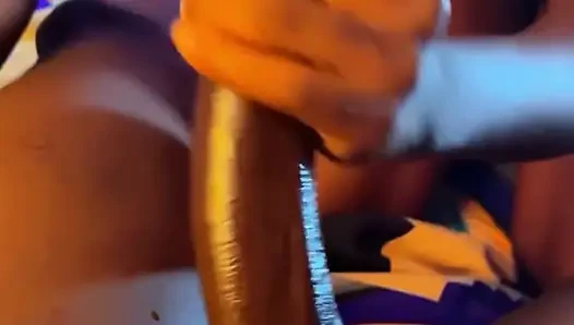 Komşumun kıvrımlı yarağını sevdiğim için erkek arkadaşımı aldattım