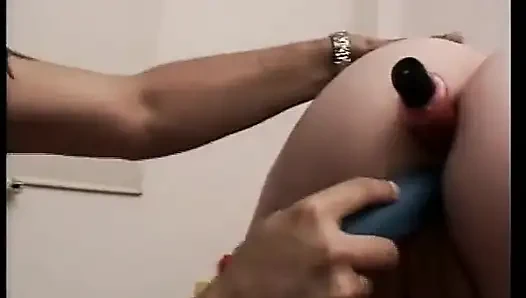 Tombul Alman orta yaşlı seksi kadınlar amatör seansta birlikte sikiliyor