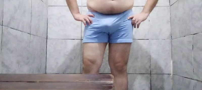 ve banyoda boşalıyor