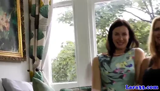 Sihir olgunlaşır içinde çorap ovmak kedi süre üzerinde telefon