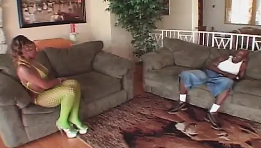 Büyük götlü Fransız zenci fahişeler ateşli grup sekste büyük yarağa biniyor