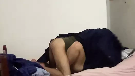 Battaniyenin altında soğukta amını emiyor