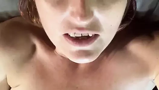 Üvey amcam bana özel bir porno şovu yaparken filme almayı unuttum