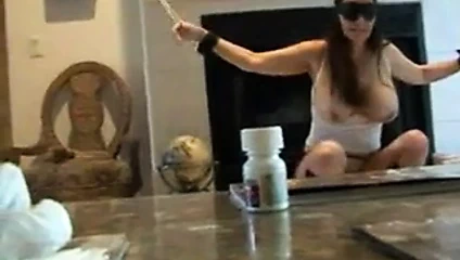 mutti mit verbundenen Augen