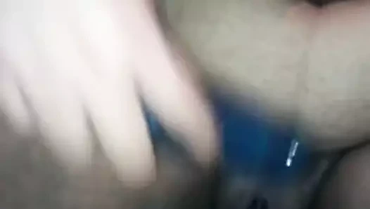 Islak iri güzel kadın tek başına