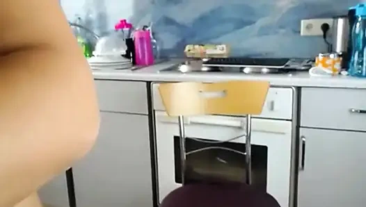 Ateşli sexydea canlı web kamerasında oynuyor