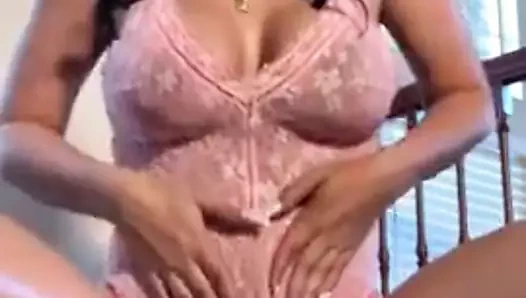 Ateşli kız twerk yapıyor