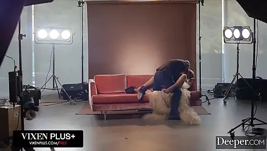 Derin. Seksi model Azul müşterisine yaramaz tarafını gösteriyor