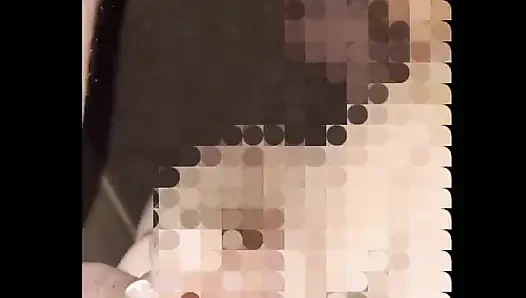 Evli kadın ve kocası edepsiz seks yapıyor. Siyah dildo, yumruk sokma, dölleme, boşalma