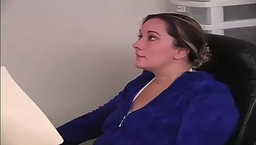 İri güzel sarışın bize her şeyi gösteriyor