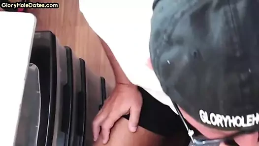 Gaydaddy evde erkek arkadaşının sikini emmeye bayılıyor