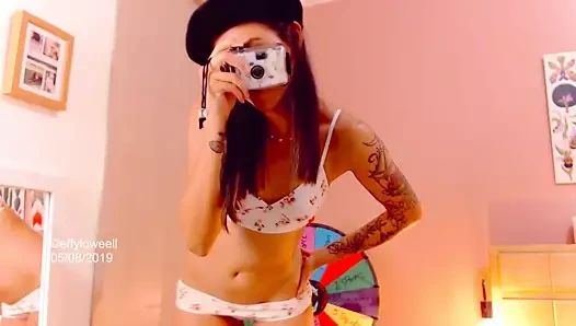 Seksi Kolombiyalı effy'nin tutkusu, güzelliği ve şehvetli ince vücuduyla sizi baştan çıkarmaktır.