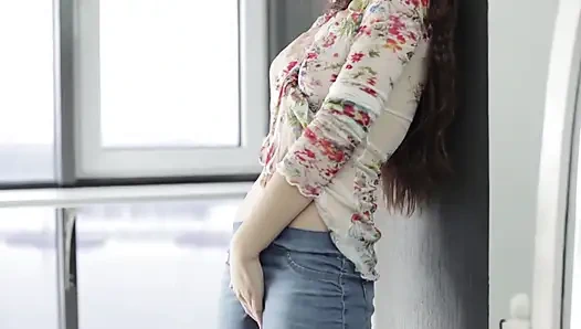 Ateşli kız, tek başına, dildoyu amına sokuyor ve mastürbasyon yapıyor