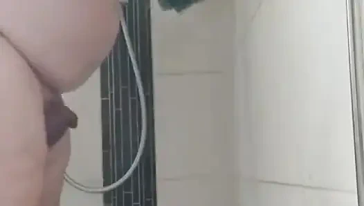 Azgın duş, evli kadınlar siyah külot ve kamburla sikişiyor