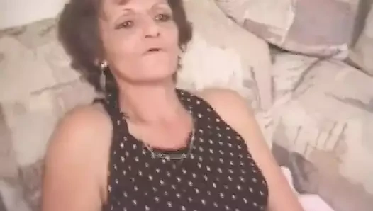 Yarağa aç nine üçlü sekste sikiliyor