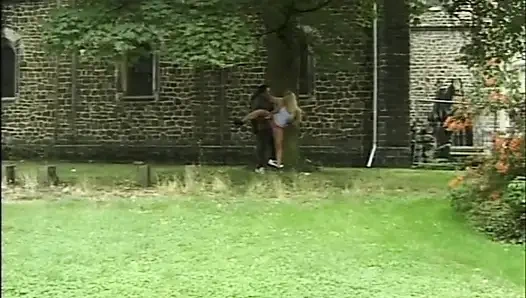 Milfs sucias y jóvenes zorras cachondas folladas al aire libre por enormes pollas vintage (película completa)
