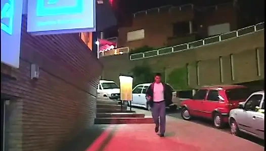 Seksi sürtükler bir adamı büyük yarakla paylaşıyor ve sikişten sonra havuzun yanında döl yutuyor