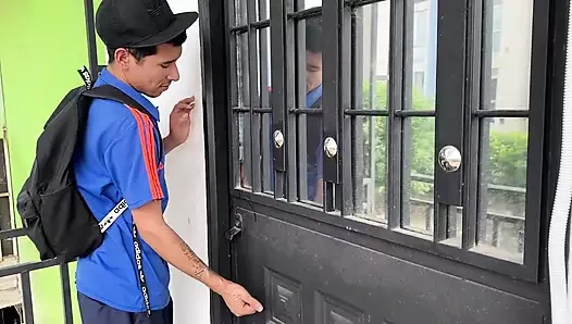 Kuzenim birkaç gün evde kalıyor ve sikişiyoruz ve bana tüm sütünü veriyor