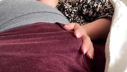 Bu gerçekten çirkin bir yarak ... Emmeme izin ver lütfen! Bunun titrediğini hissetmek istiyorum!