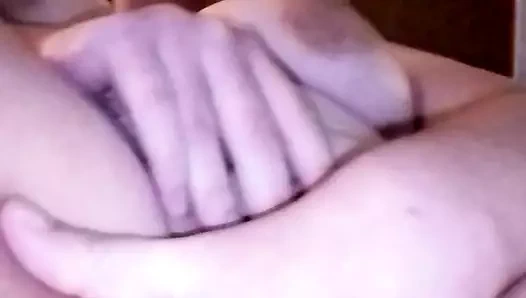 Üvey kız kardeşim oyun oynarken dikkatimi dağıtmayı seviyor