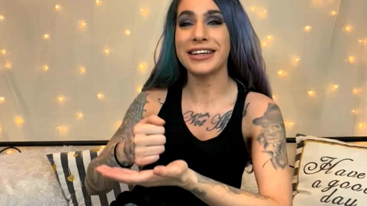 Sinn Sage ve Sheena seksi striptiz rock-paper-makas oyunu