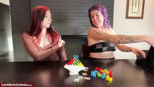Striptiz oyunu kazanilirken seksi oyuncaklar çıkıyor