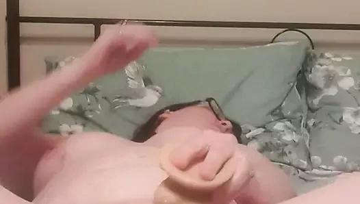 Evli kadın sıkı amcığını büyük dildoyla sikiyor