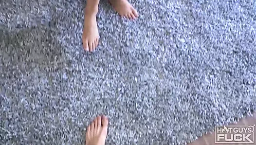 Tatlı alır boşalmak tüm üzerinde ona vücut sonra Başlarken becerdin tarafından büyük horoz